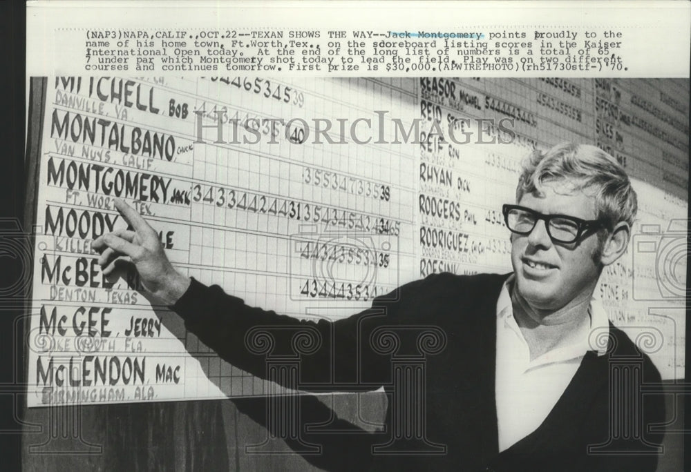 1970 Press Photo Jack Montgomery,Fort Worth, points to name on golf scoreboard- Historic Images