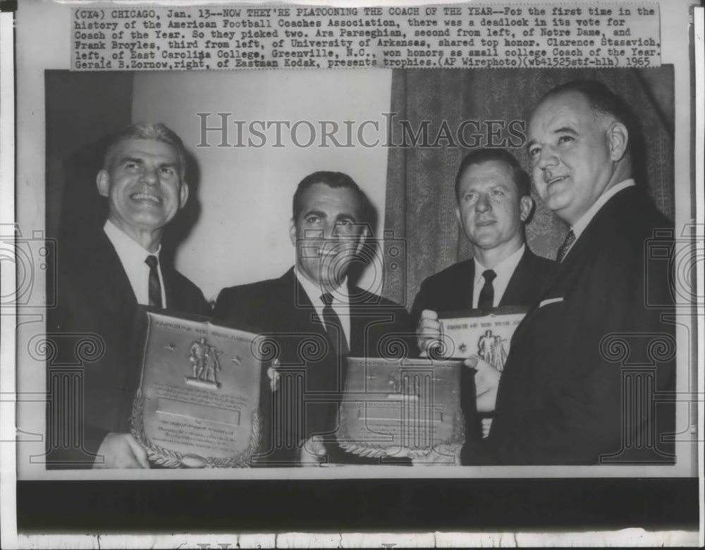 1965 Press Photo Ara Parseghian,Notre Dame football coach,receives award,Chicago- Historic Images