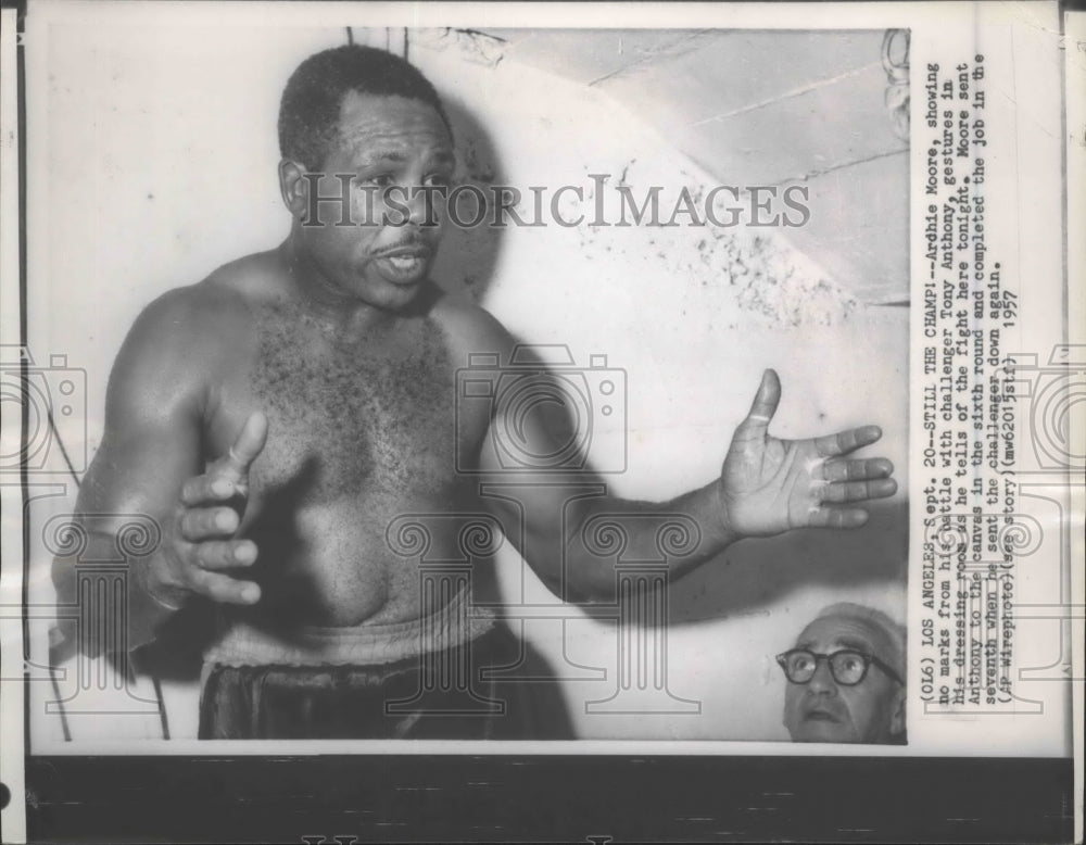 1957 Press Photo Archie Moore telling about his match with Tony Anthony.- Historic Images