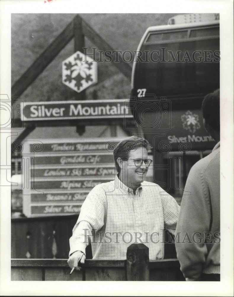 1992 Press Photo Peter Forsch warmly greets visitors to Silver Mountain Resort- Historic Images