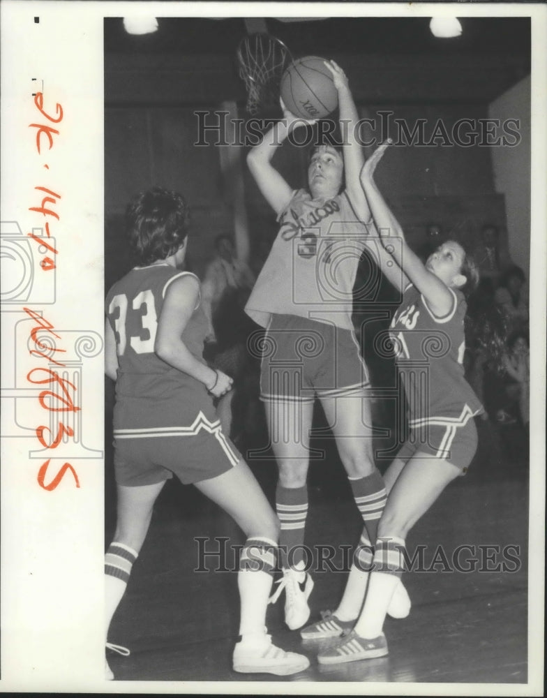 1977 Press Photo Shadle basketball player Denise Schlepp versus Rogers- Historic Images