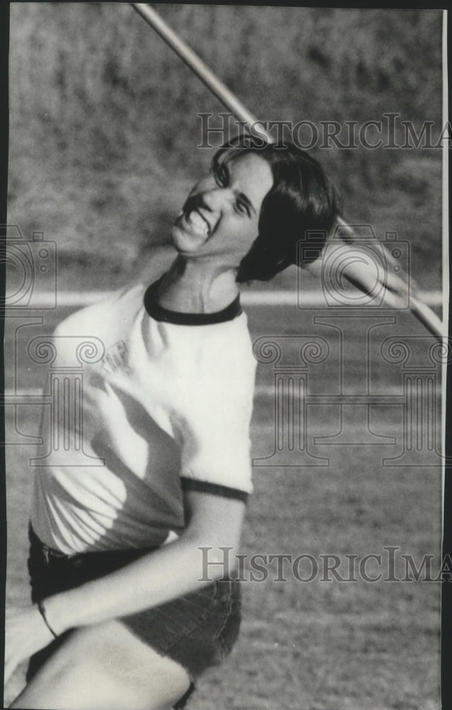 1972 Press Photo Javelin Thrower Kathy Schmidt Gets Ready to Throw Her Javelin- Historic Images