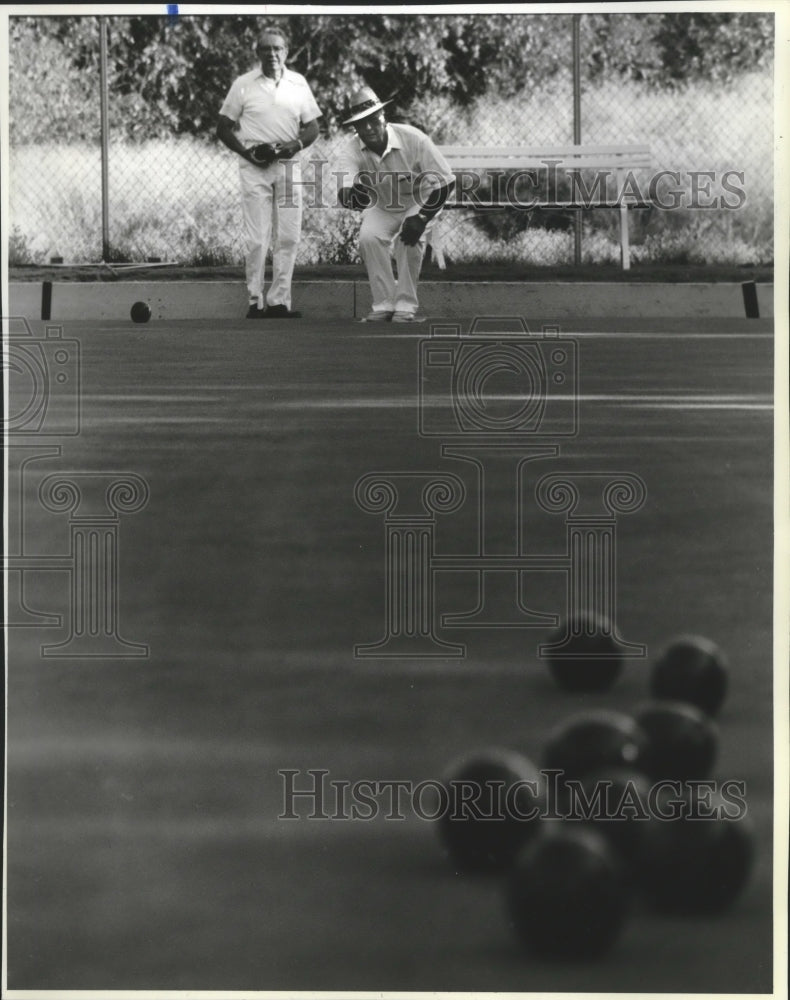 1990 Press Photo Al Roecks and Lowell Brooks playing Lawn Bowling in Spokane- Historic Images