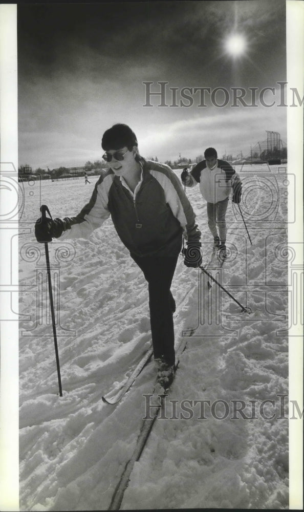 1989 Press Photo Hank Wirtz and Robert McAdoo Rogers High School students skiing- Historic Images