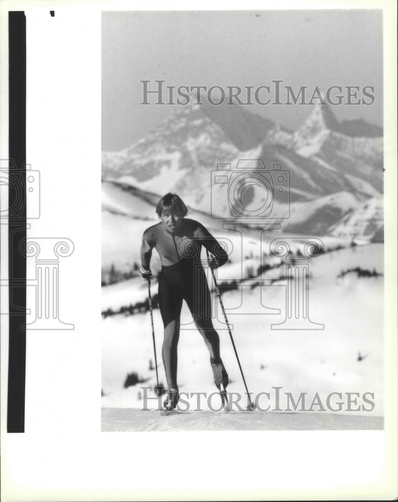 1987 Press Photo Cross country skier working his way up a mountain slope- Historic Images