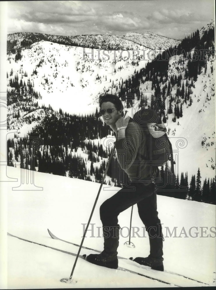 1979 Press Photo Cross country skier enjoying stop for photo near Lookout Pass- Historic Images