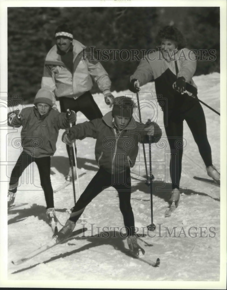 1990 Press Photo Family fun cross-country skiing together at Northstar-at-Tahoe- Historic Images