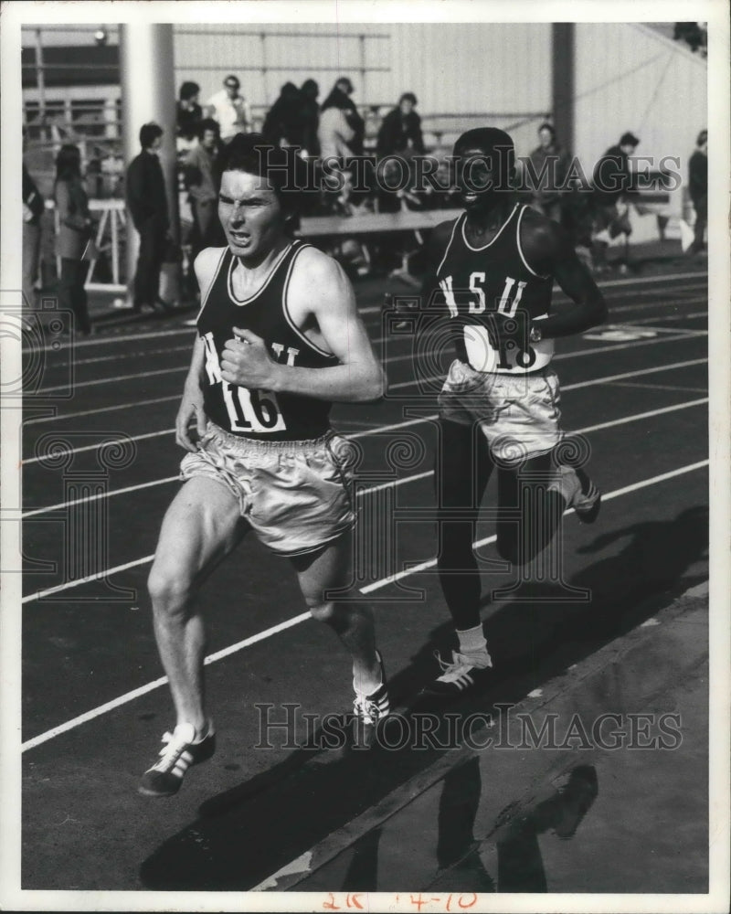 1973 Press Photo Washington State&#39;s #16 Dan Murphy leads John Nyeno on track- Historic Images