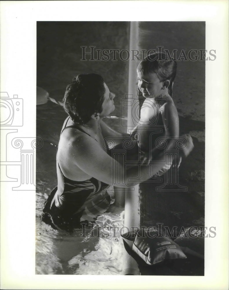 1988 Press Photo Swimming instructor Sharon Stevenson with a student - sps15632- Historic Images