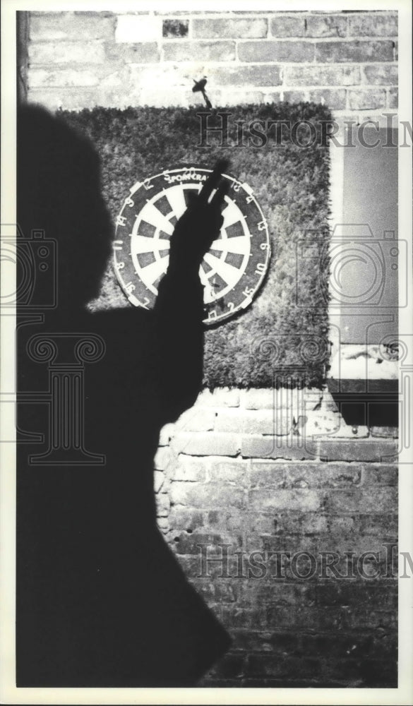 1981 Press Photo A competitor throws a dart at a dartboard in a tavern- Historic Images