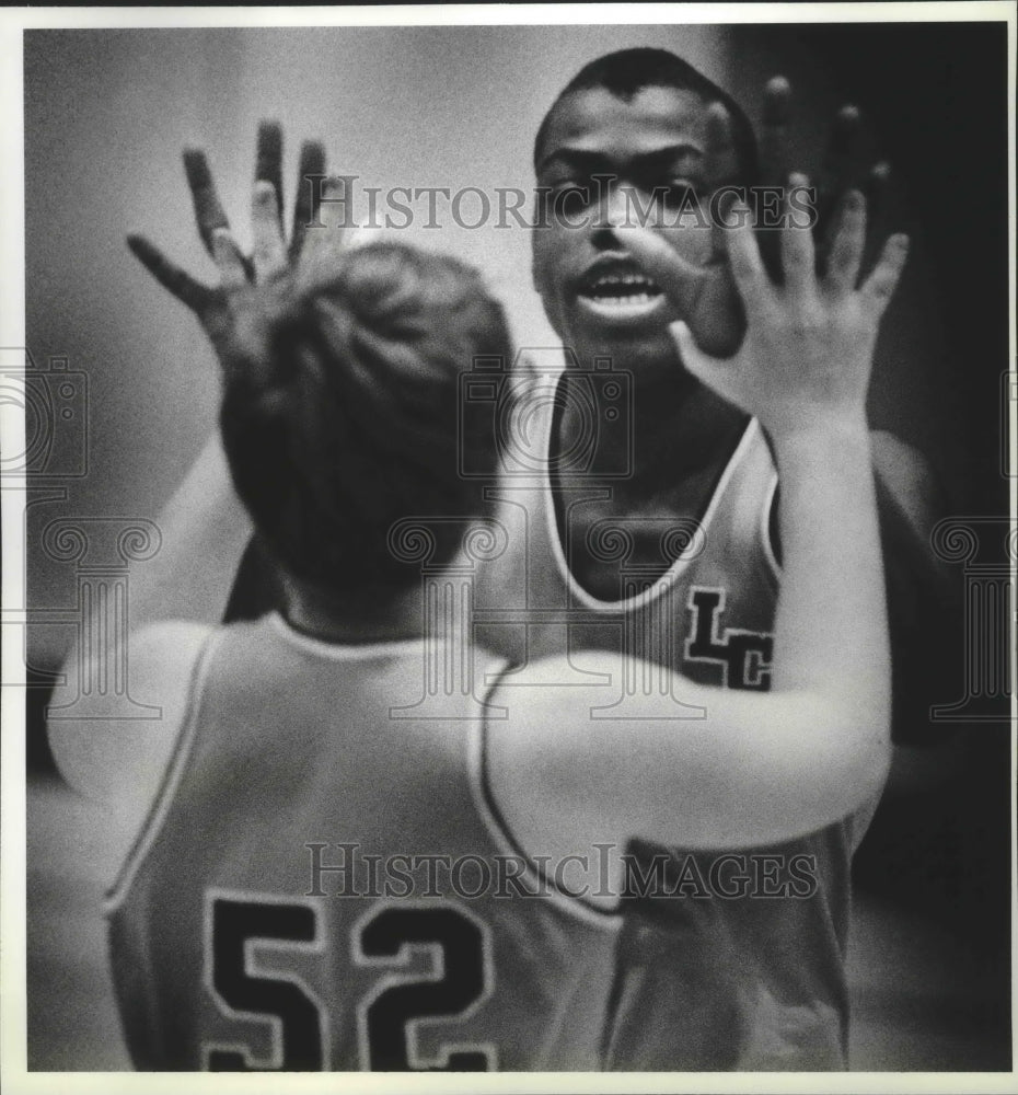 1988 Press Photo Special Olympians Vinaday Piper and Buddy Round celebrate- Historic Images