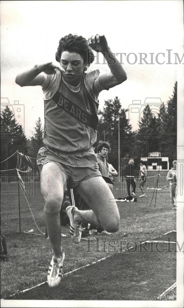 1974 Press Photo Leaping long jumper Randy Pendergrass - sps15667- Historic Images