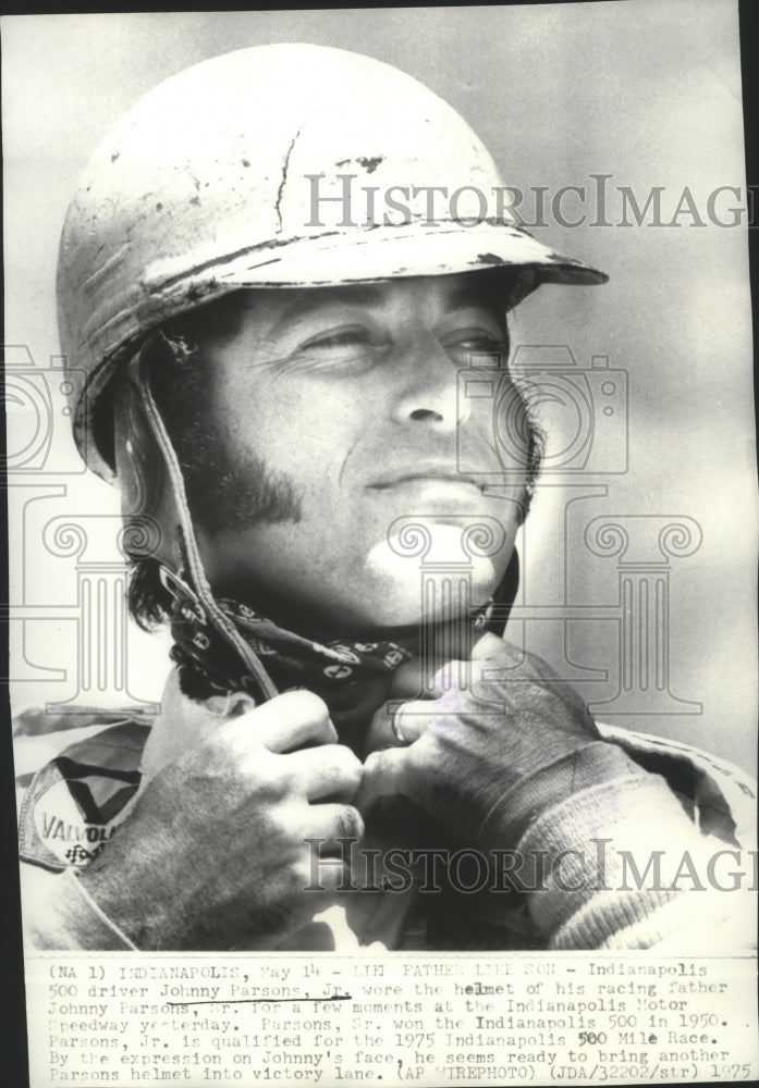 1975 Press Photo Indy 500 driver Johnny Parsons Jr. dons the helmet of his dad- Historic Images