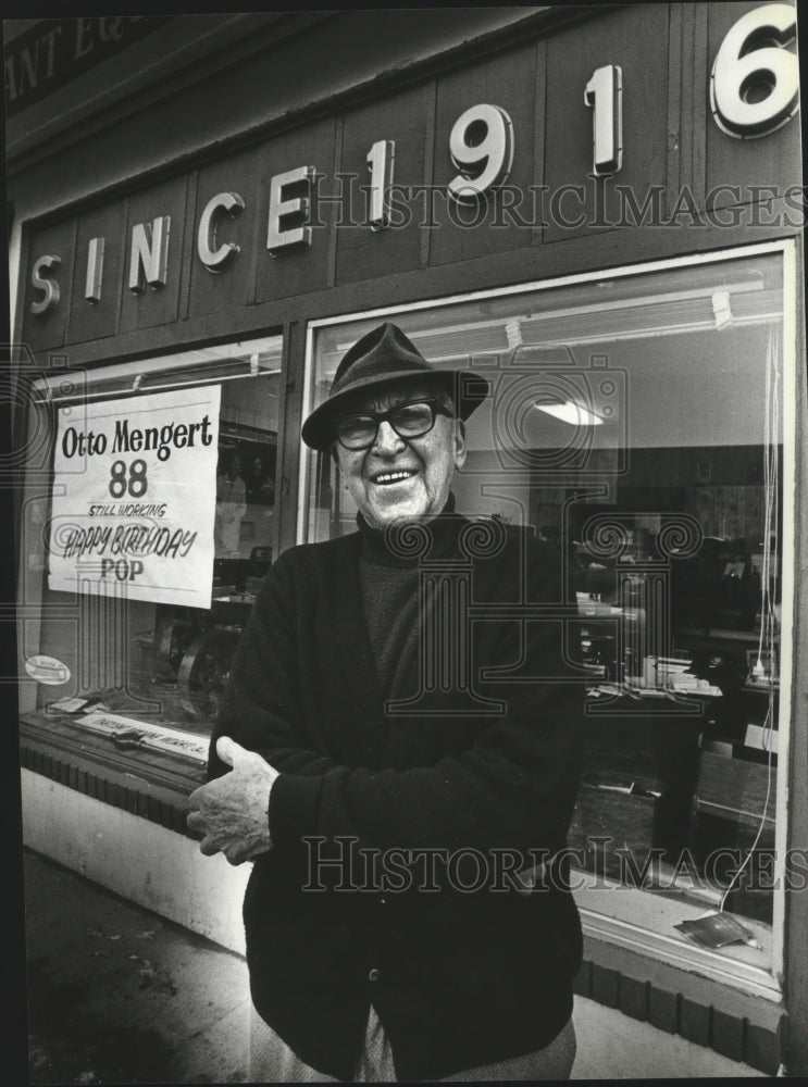 1985 Press Photo Spokane businessman Otto Mengert, 88, at his shop - sps15876- Historic Images