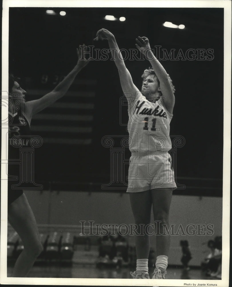 1987 Press Photo #11 Aileen McManus, University of Washington, shoots basketball- Historic Images