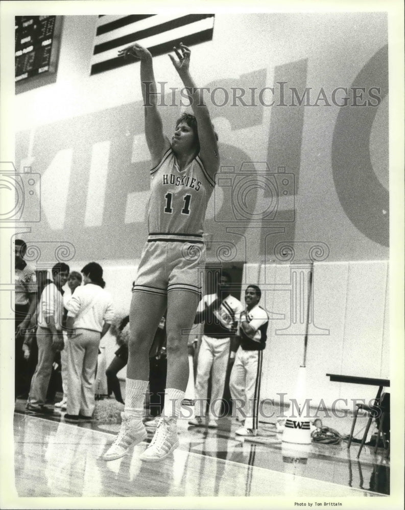 1985 Press Photo #11 Aileen McManus,University of Washington, shoots basketball- Historic Images