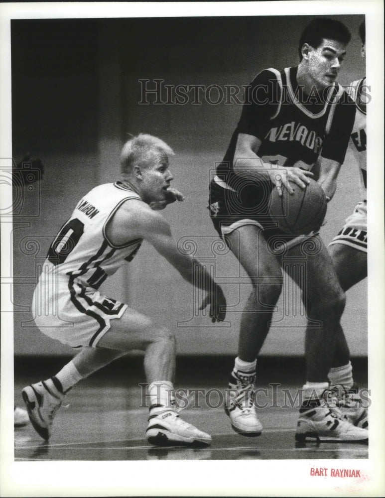 1990 Press Photo Ronn McMahon, Eastern Washington basketball, harasses opponent- Historic Images