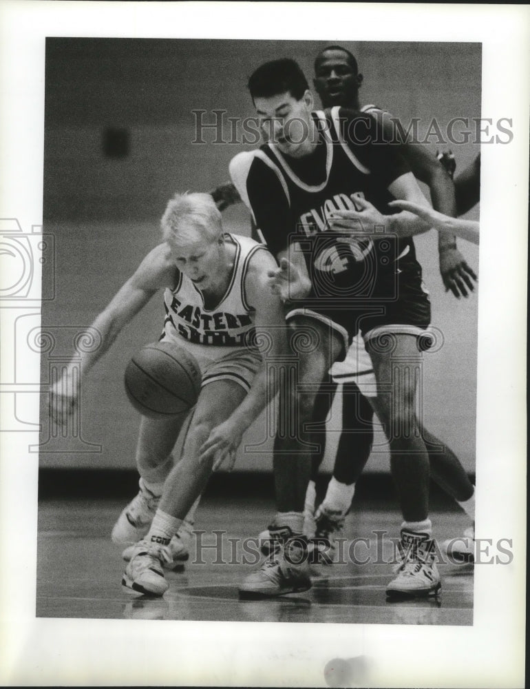 1990 Press Photo Ronn McMahon,Eastern Washington, steals basketball from J.Baer- Historic Images