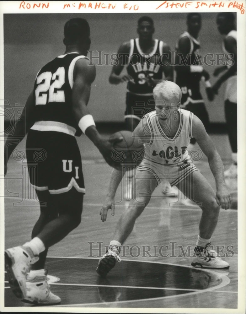 1989 Press Photo Ronn McMahon, Eastern Washington basketball, guards Idaho&#39;s #22- Historic Images