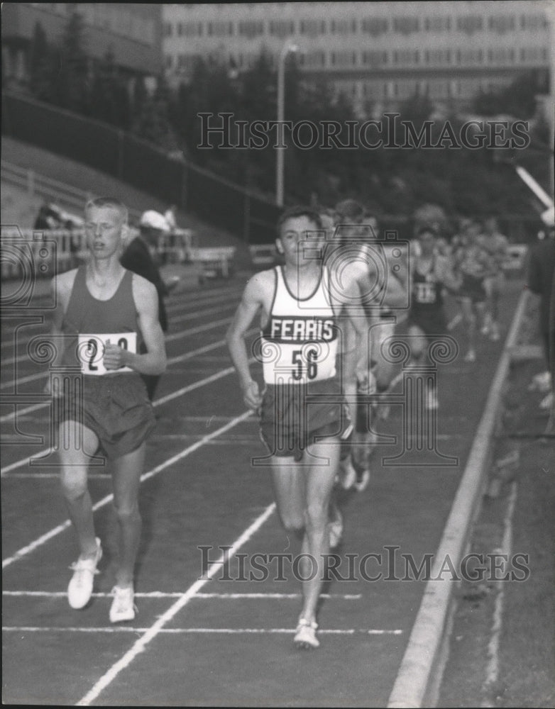 1965 Press Photo Ferris and Snohomish High Runners Rick Riley and Ron Stjern- Historic Images