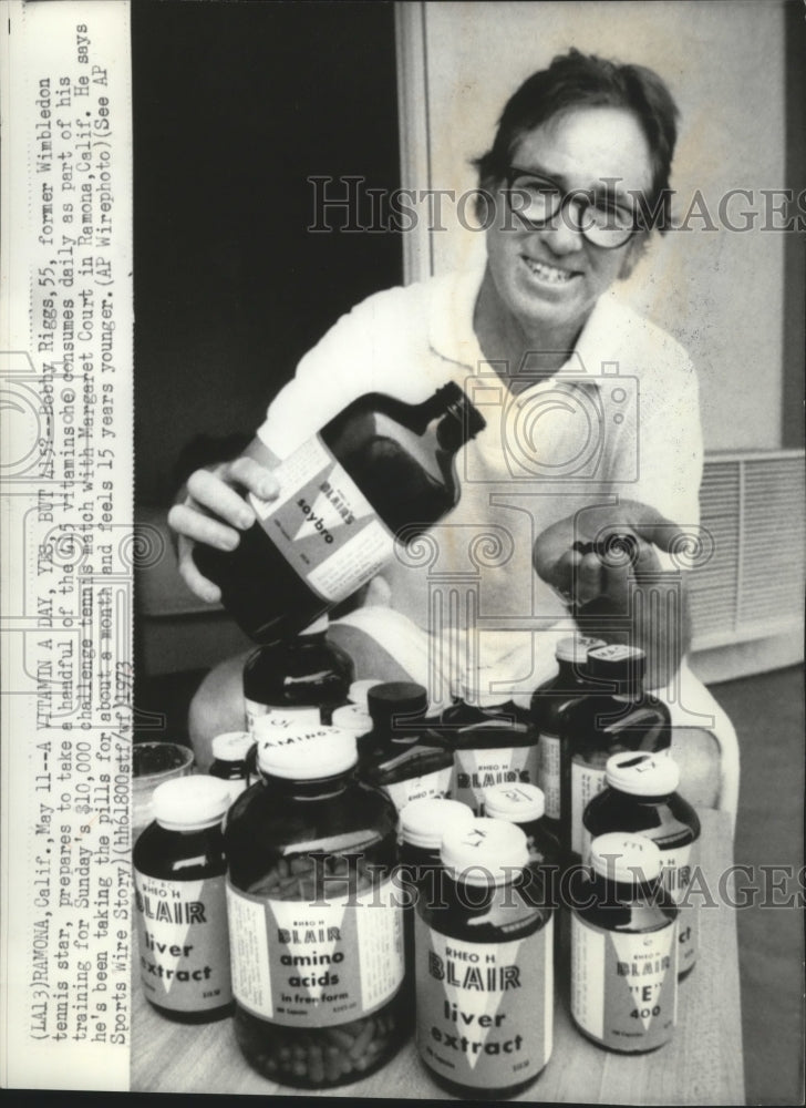 1973 Press Photo Bobby Riggs,professional tennis player,holds vitamins with grin- Historic Images