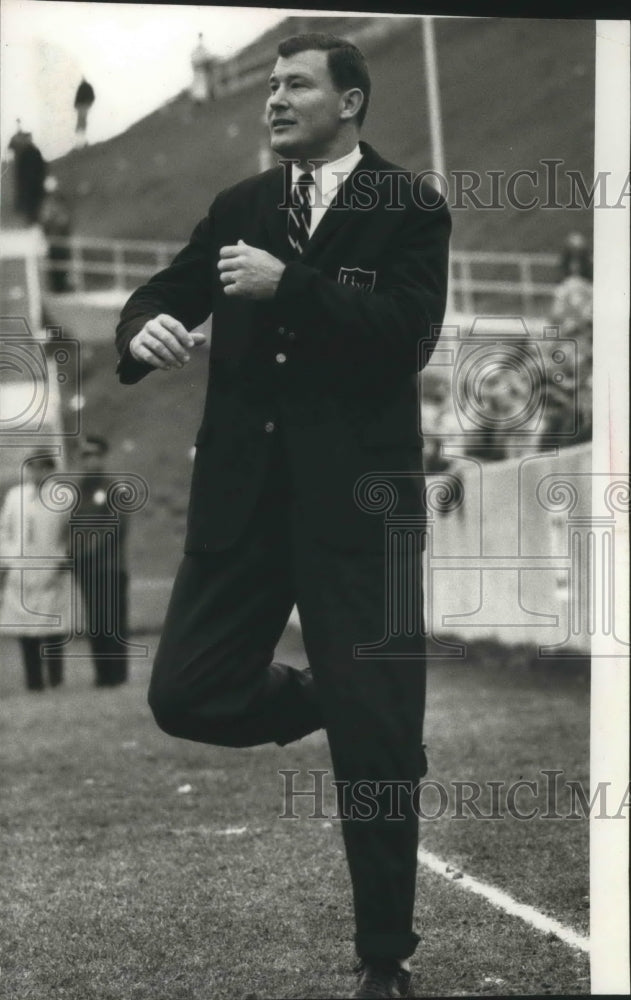 1962 Press Photo University of Washington football coach Jim Owens on sideline- Historic Images