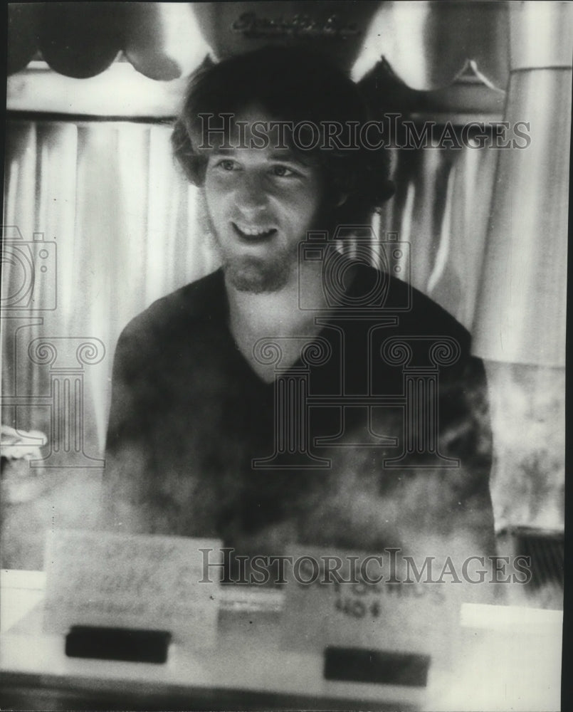 1970 Press Photo Football Player Clip Oliver At a Restaurant - sps16082- Historic Images