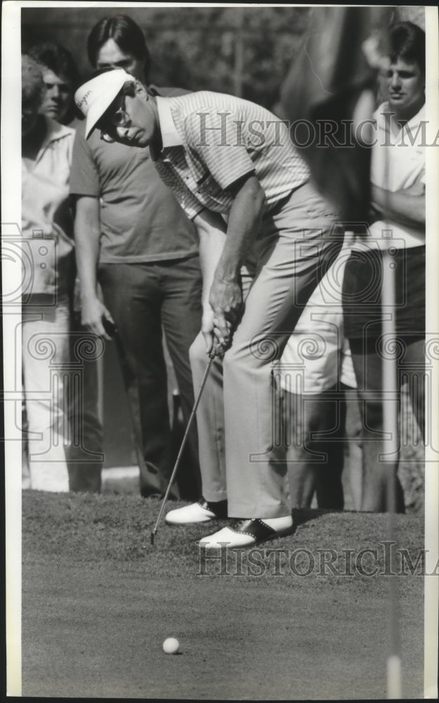 1986 Press Photo Golfer Chris Mitchell putts from the fringe of the green- Historic Images