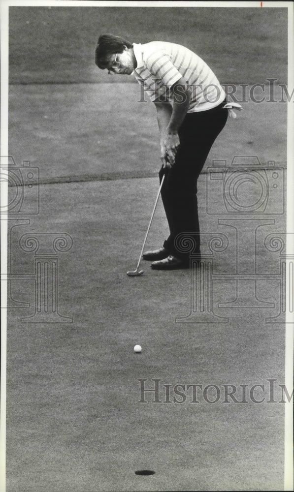 1983 Press Photo The putt of golfer Chris Mitchell tracks toward the hole- Historic Images