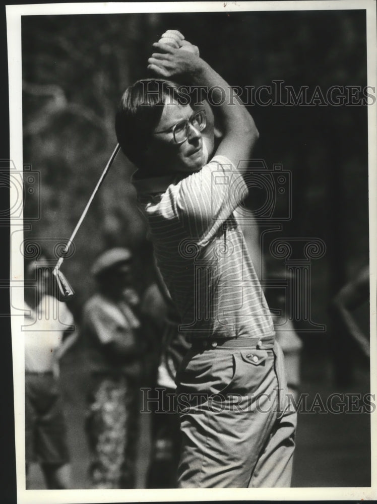 1982 Press Photo Golfer Chris Mitchell follows through an iron shot - sps16105- Historic Images