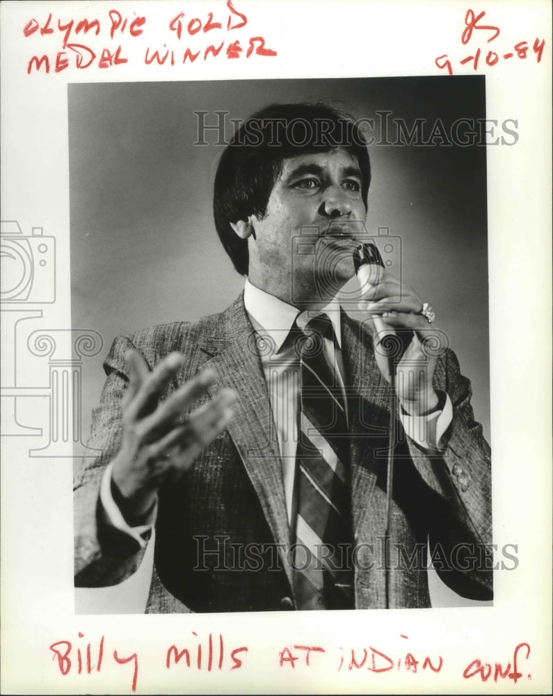 1984 Press Photo Olympic Gold Medalist and Trackstar Billy Mills Giving a Speech- Historic Images