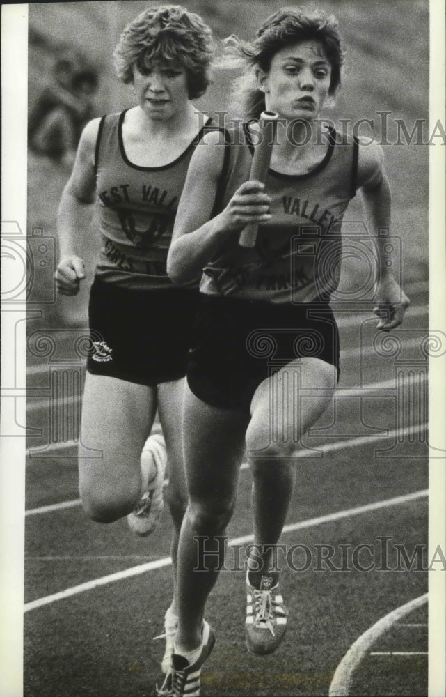 1982 Press Photo West Valley runner Julie Rowe running third leg of 400 relay- Historic Images