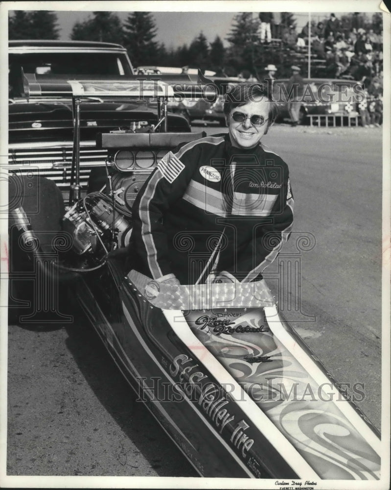 1972 Press Photo Ron Ralstad, drag racer, squeezed into his race car for picture- Historic Images