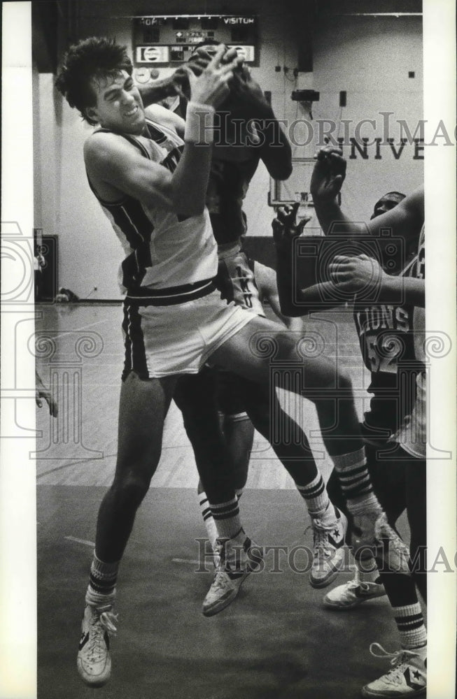 1984 Press Photo Jeff Reinert, Gonzaga University basketball, fights for ball- Historic Images