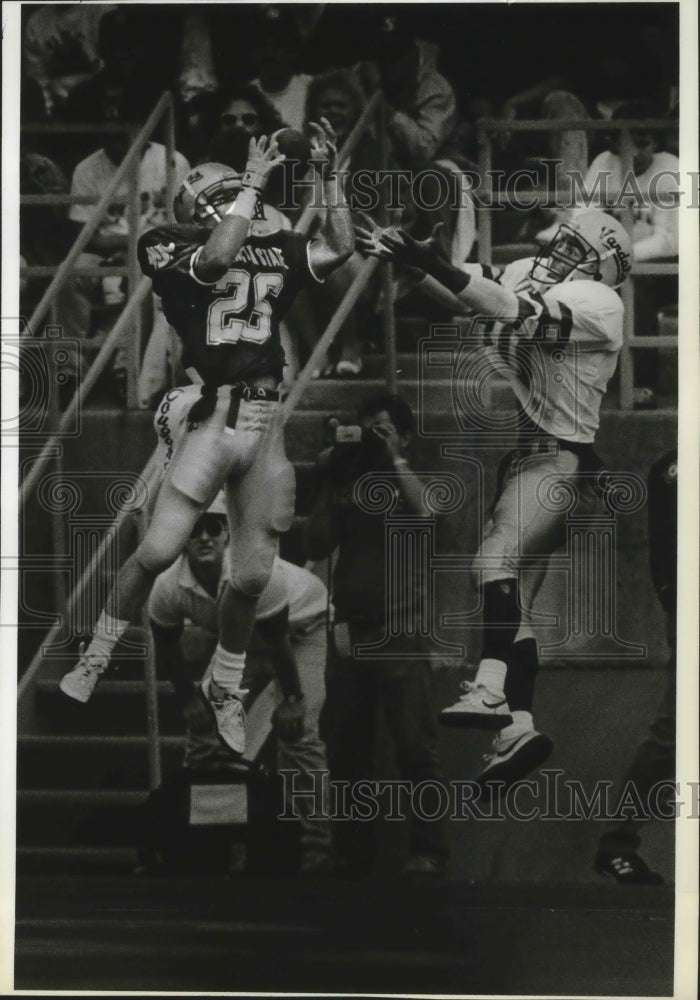 1989 Press Photo Football player Ron Ricard gets an interception. - sps16234- Historic Images