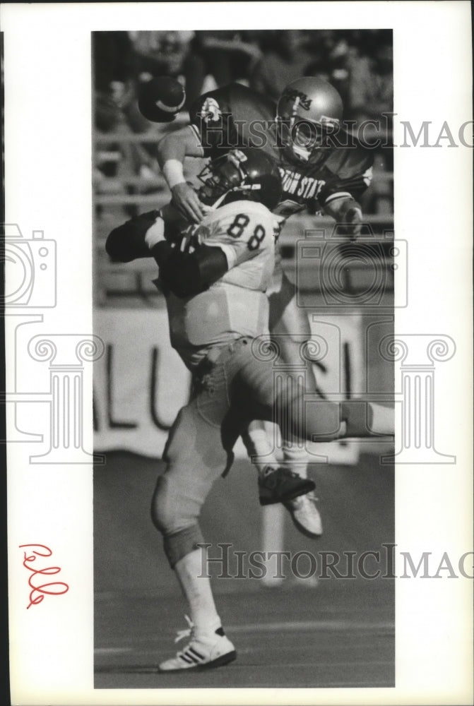 1988 Press Photo Football player Ron Ricard and defense a big hit. - sps16235- Historic Images