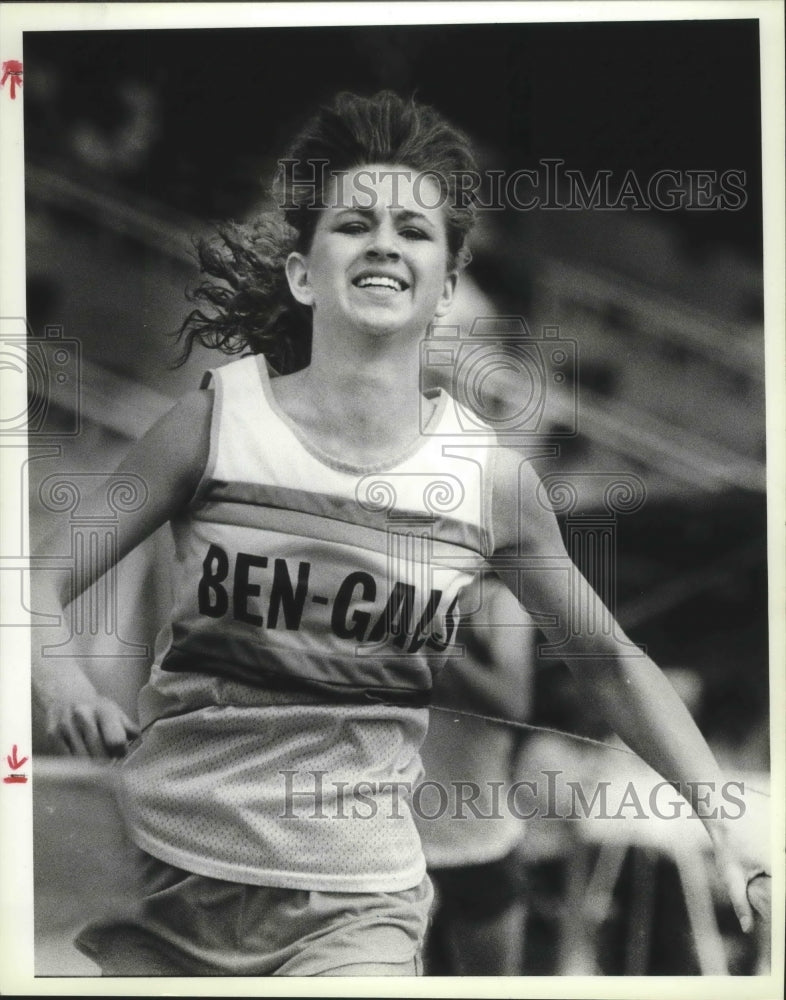 1987 Press Photo Track runner Tracy Saxton crosses the race finish line- Historic Images