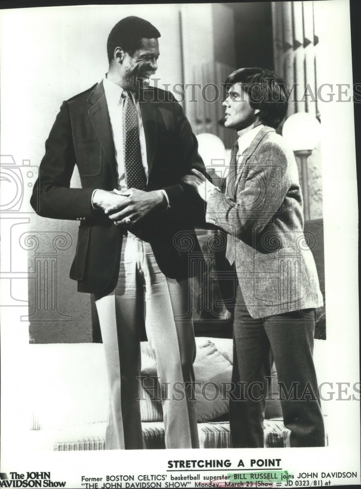 1981 Press Photo NBA great Bill Russell with TV host John Davidson - sps16378- Historic Images