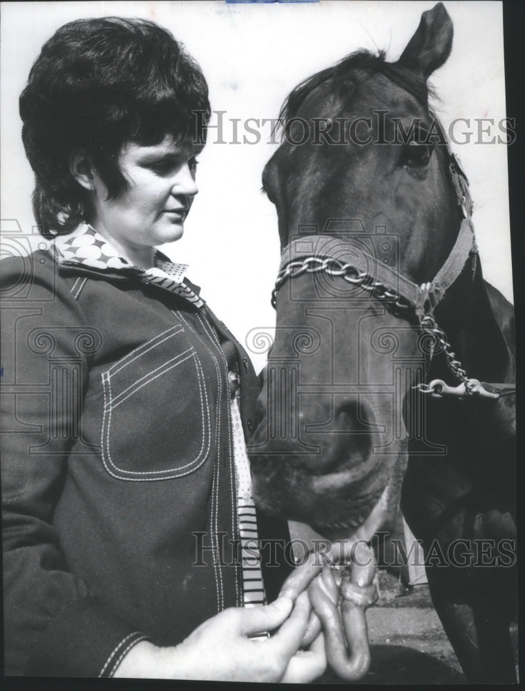 1974 Press Photo Marilyne Rizzuto with a race horse - sps16427- Historic Images