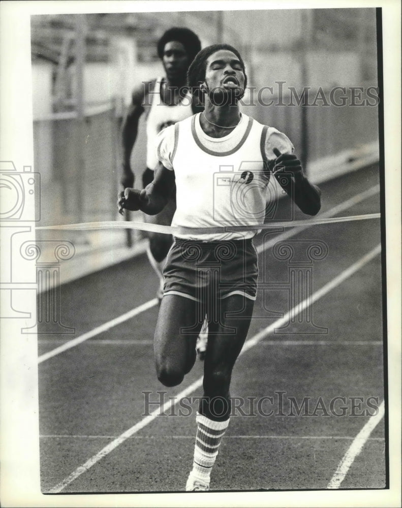 1979 Press Photo Track and field runner Kelshall Rivas hits the tape - sps16430- Historic Images