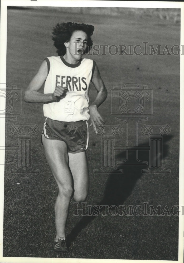 1980 Press Photo Cross-country race winner Julie St. Johhn of Ferris - sps16484- Historic Images