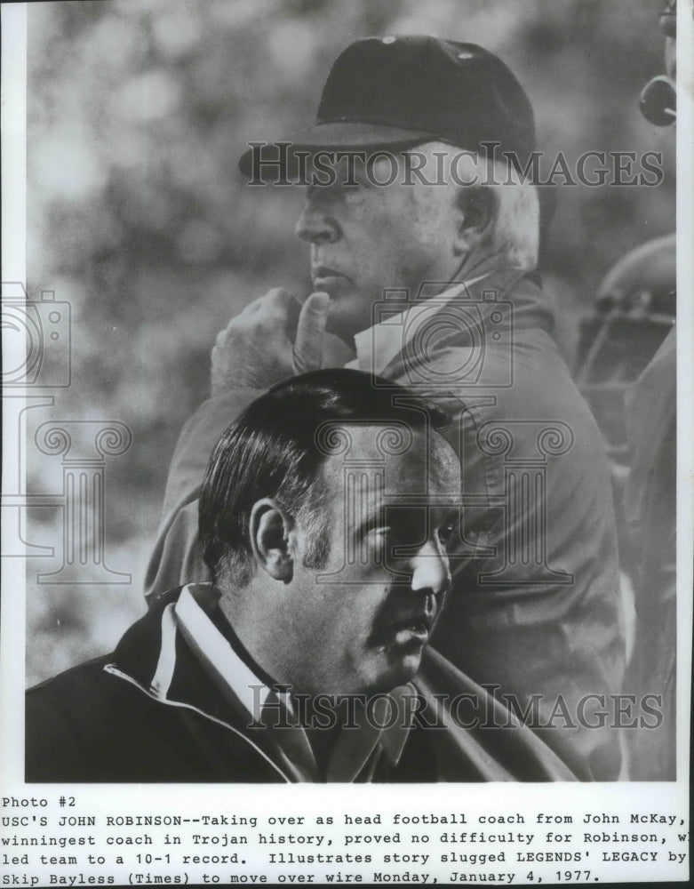 1977 Press Photo John Robinson (low), assists Coach Mckay on Trojans sideline- Historic Images