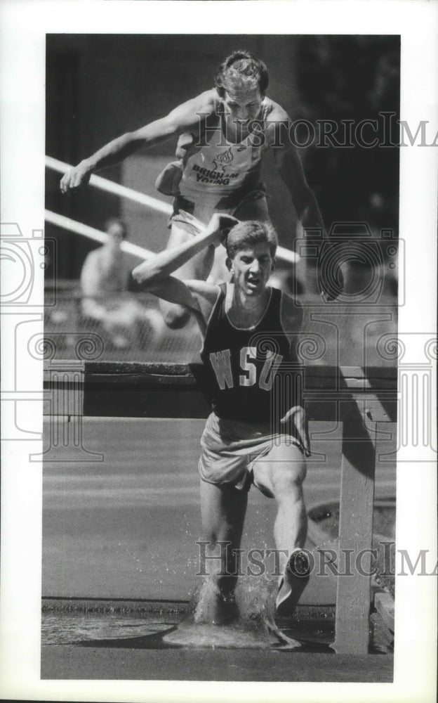 1990 Press Photo Marty Stroschein, Washington State leads Ted Mecham in race- Historic Images