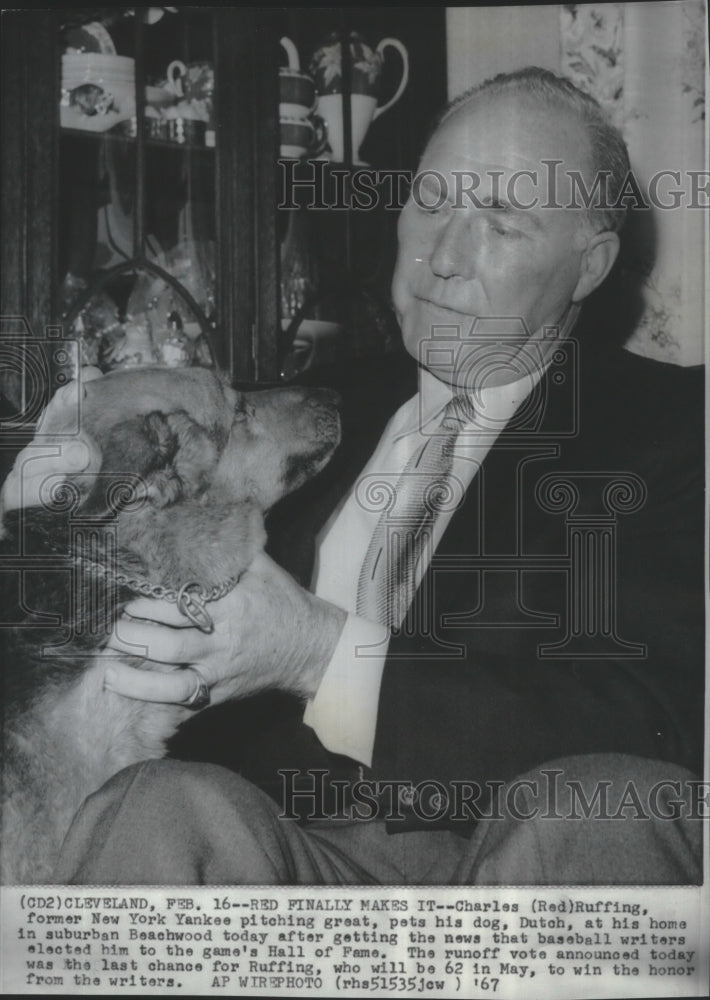 1967 Press Photo Ex-Yankess baseball great, Charles &quot;Red&quot; Ruffing with his pet- Historic Images