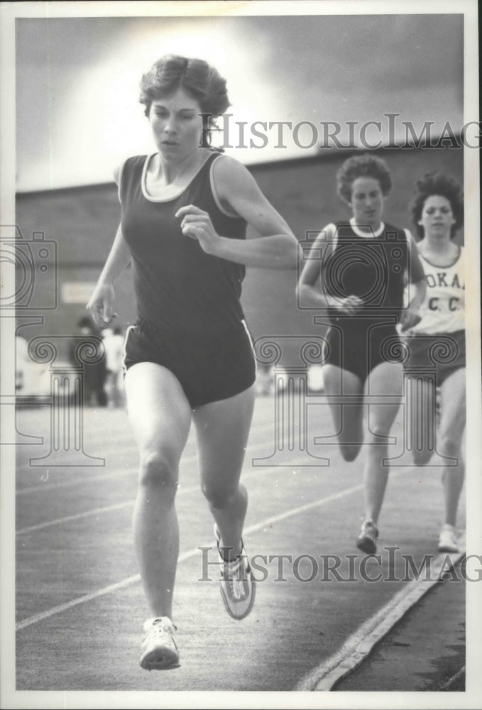 1978 Press Photo Track Runner Debbie Quafier Competing In a Race - sps16775- Historic Images