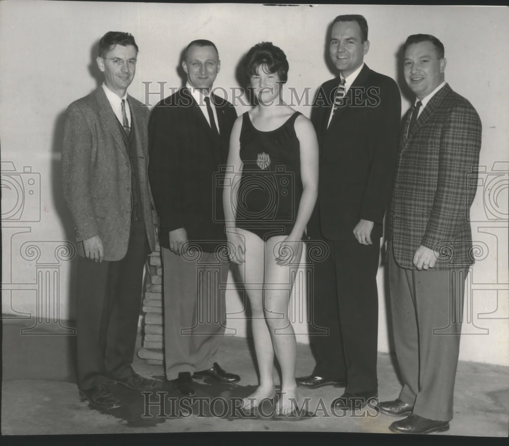 1962 Press Photo Swimmer Tenny Cluckey shown with officials of swim meet- Historic Images