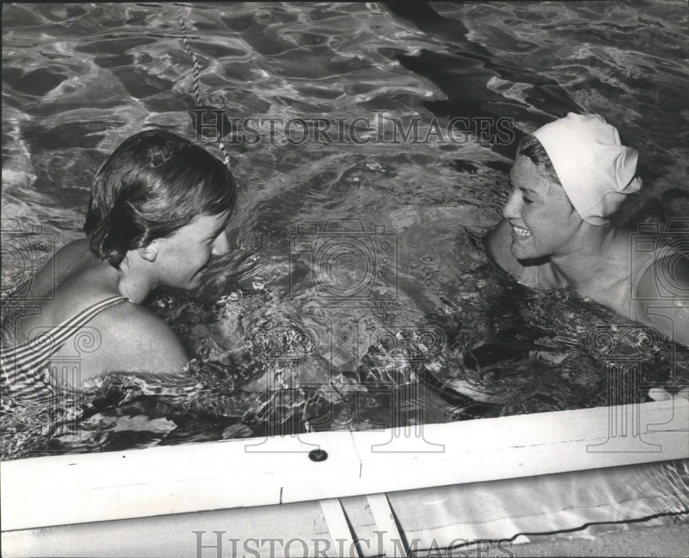 1964 Press Photo Joan Dellwo (left) greets winner Cindy Cain after swim event- Historic Images