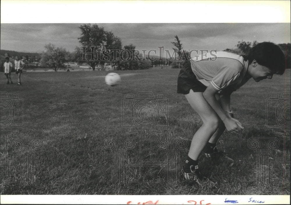 1989 Press Photo A Valley Voice photo with a story about the Netters soccer team- Historic Images