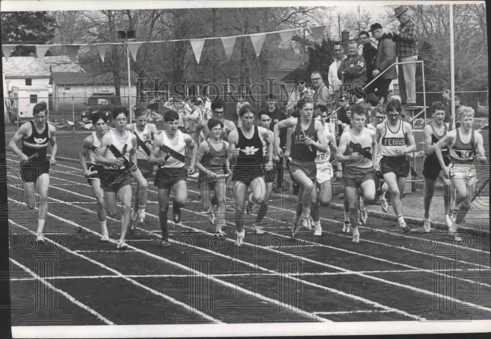 1969 Press Photo Track runners of the Mooberry Relays in action - sps16900- Historic Images