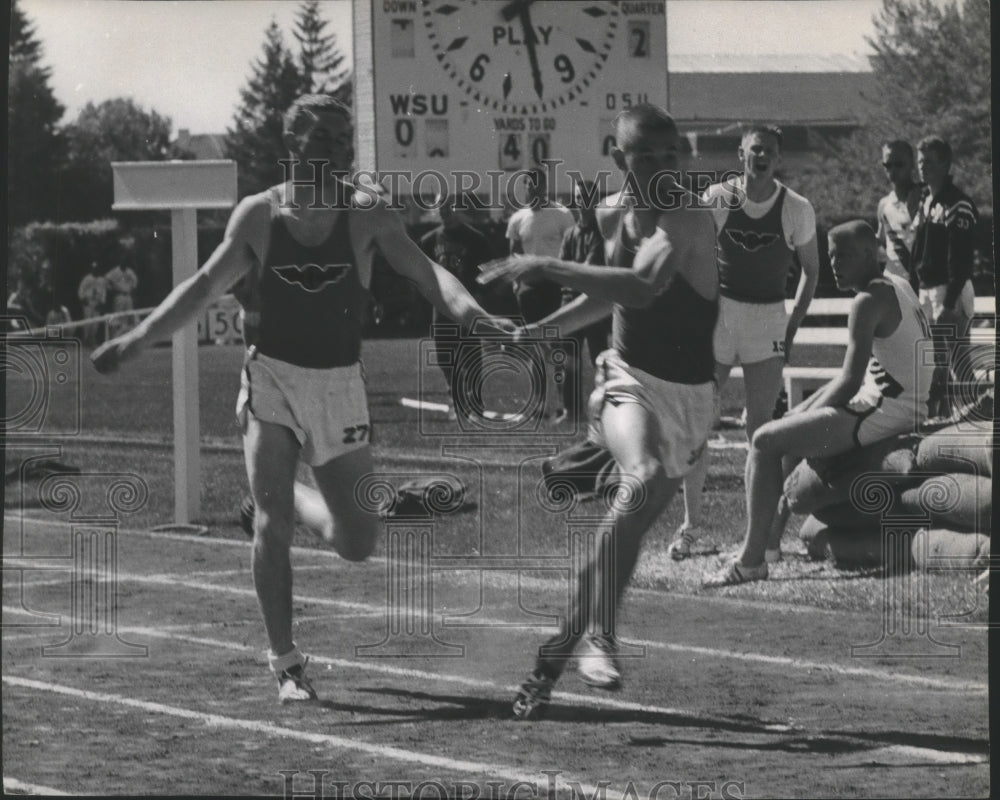 1963 Press Photo Lewis &amp; Clark High track runner Bill Curtis passes Jones baton- Historic Images